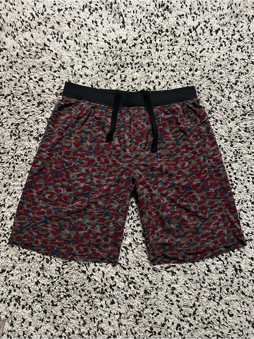 Lululemon T.H.E. Short Linerless 11” Red Green Camo Mens Gym Training Men’s XL